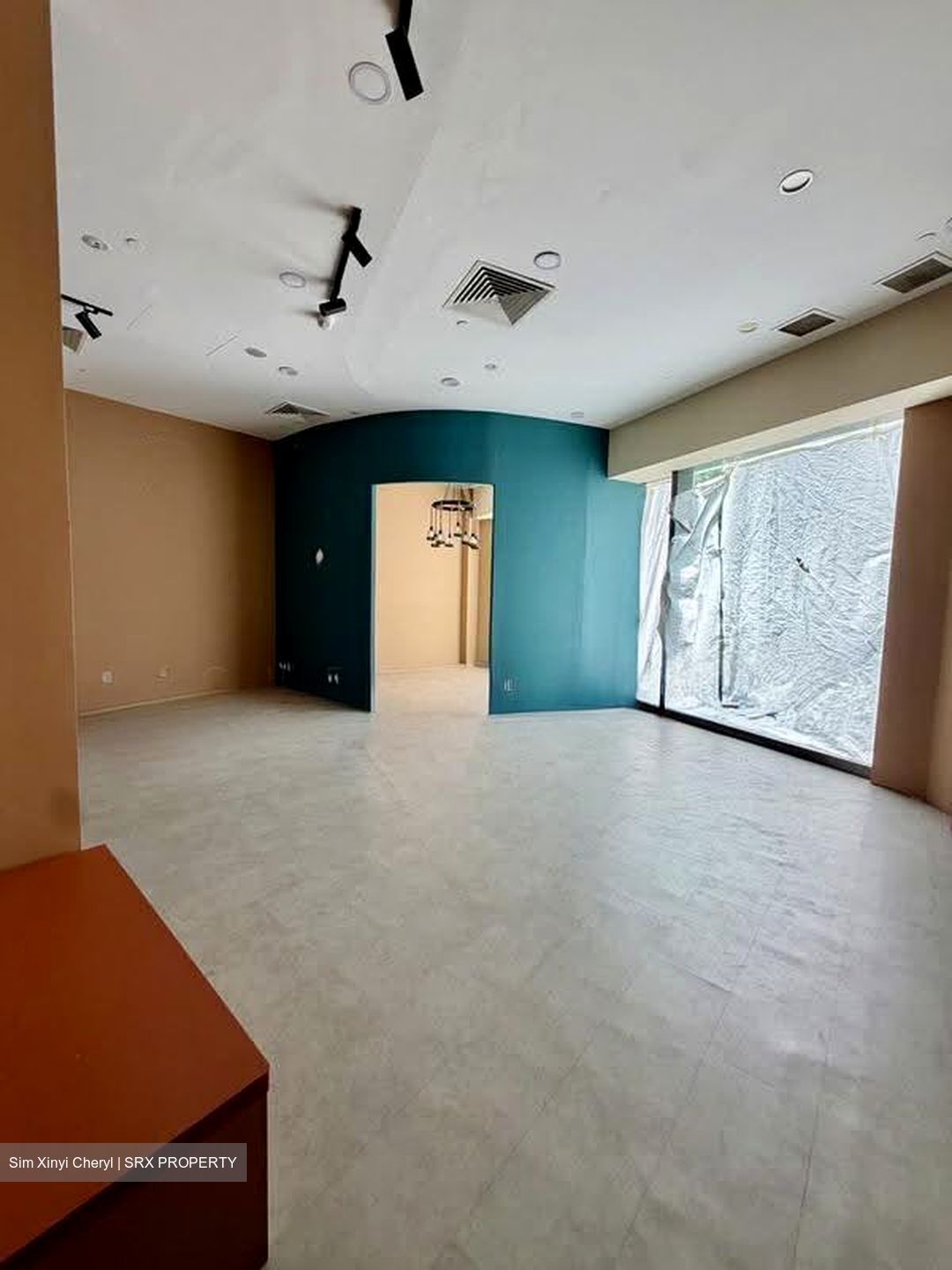 111 Somerset (D9), Retail #633704421